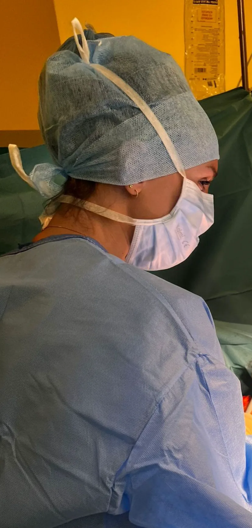 Le Dr Camille Barani de profil, concentrée, au bloc opératoire