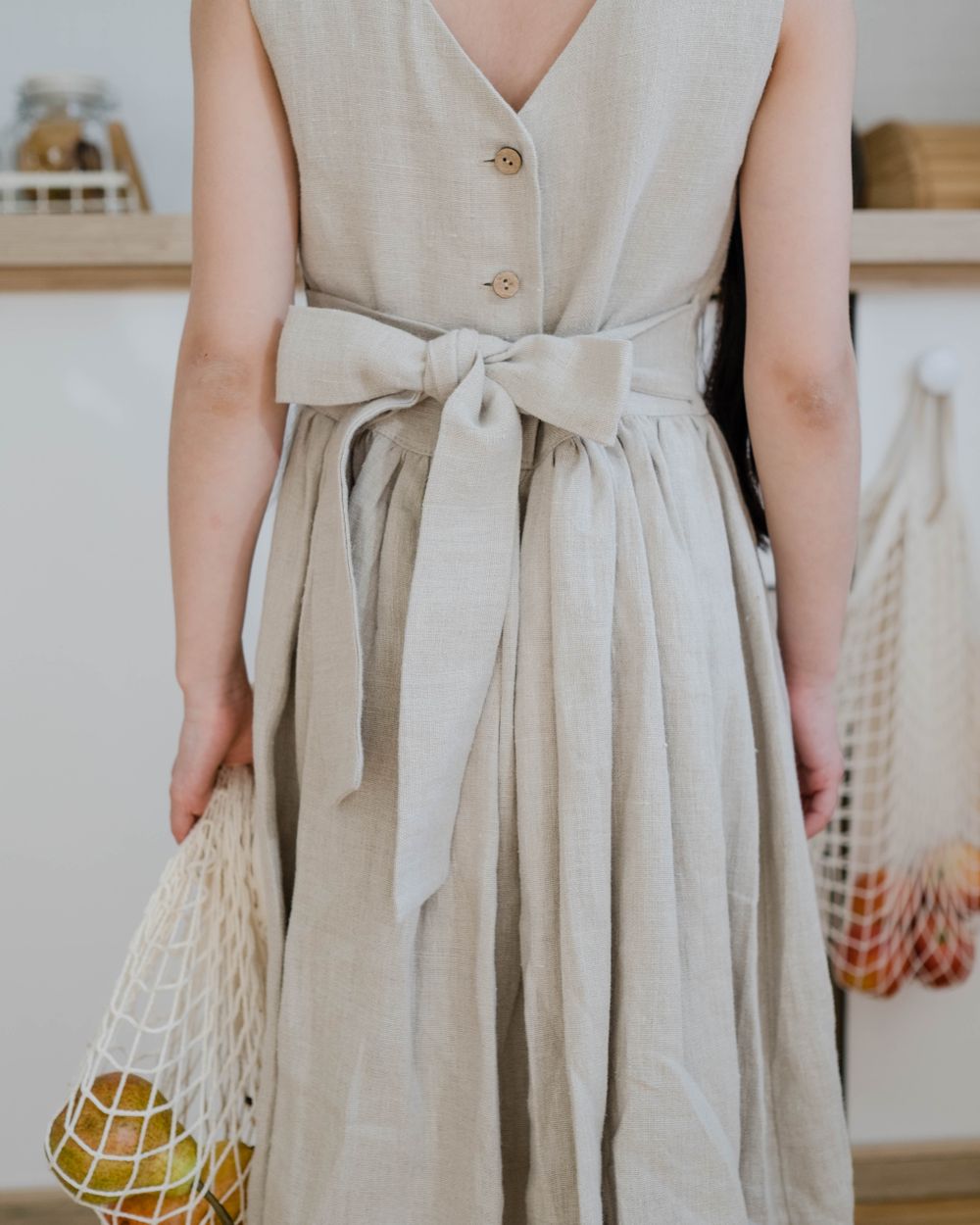 Silhouette de dos en robe de lin nouée