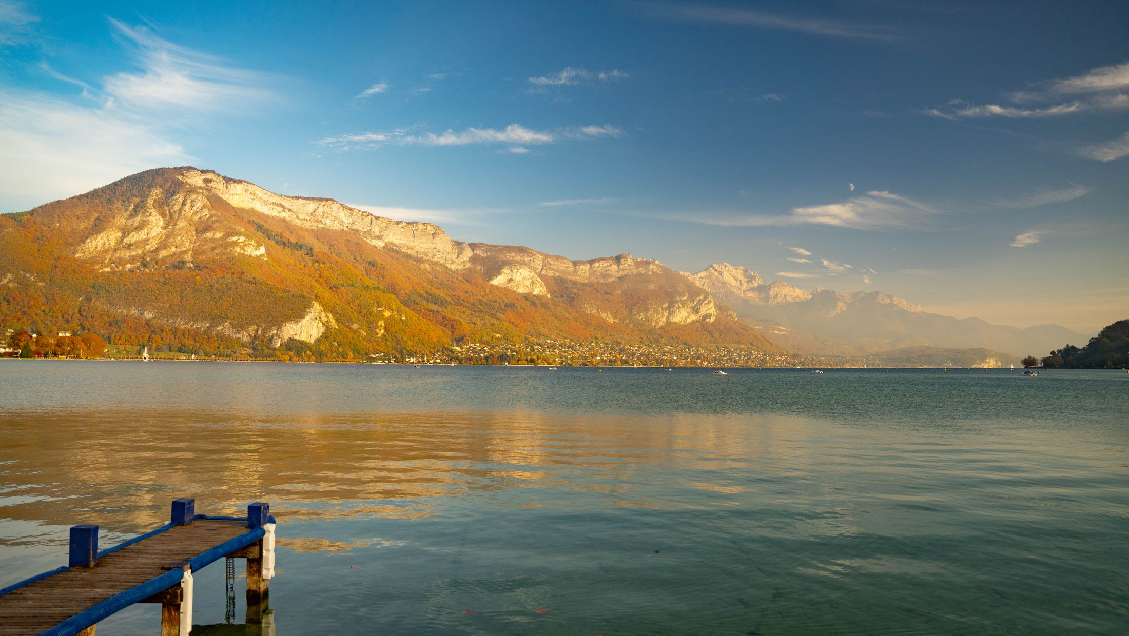 Le lac d'Annecy en automne, les montagnes dorées dans la lumière du soir